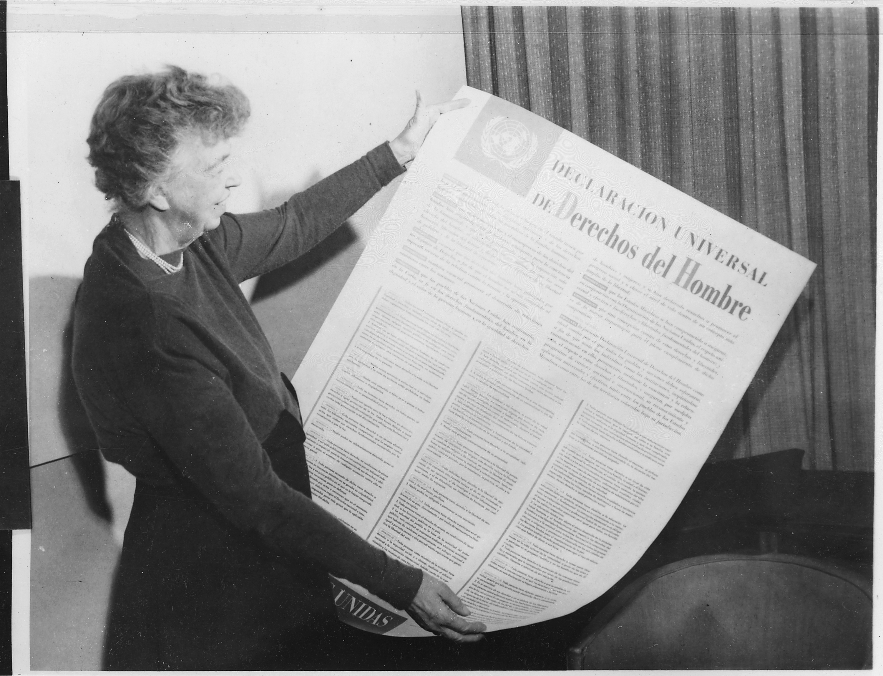 Eleanor Roosevelt and United Nations Universal Declaration of Human Rights in Spanish 09 2456M original